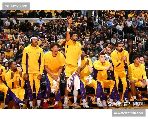 湖人热身提前登场 中场表演尚未结束引发关注